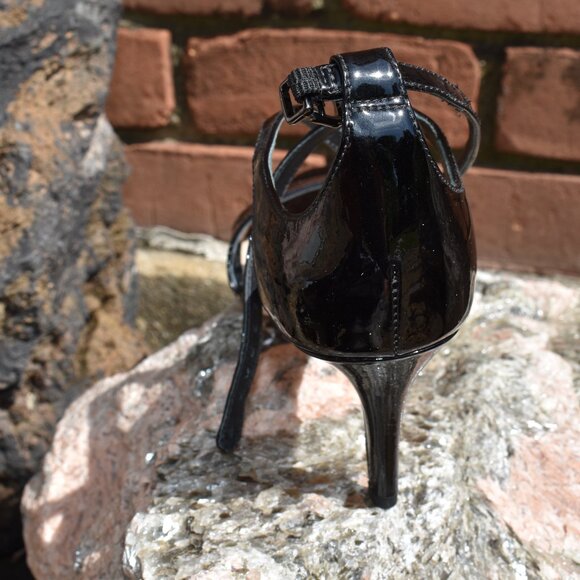 Via Spiga Leesa Black Patent Leather Ankle Strap Heels Size 9 - Picture 8 of 16